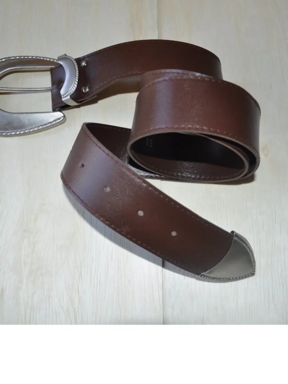 Women's Faux Leather Belt Brown Unisex Belt features distinctive silver-tone met